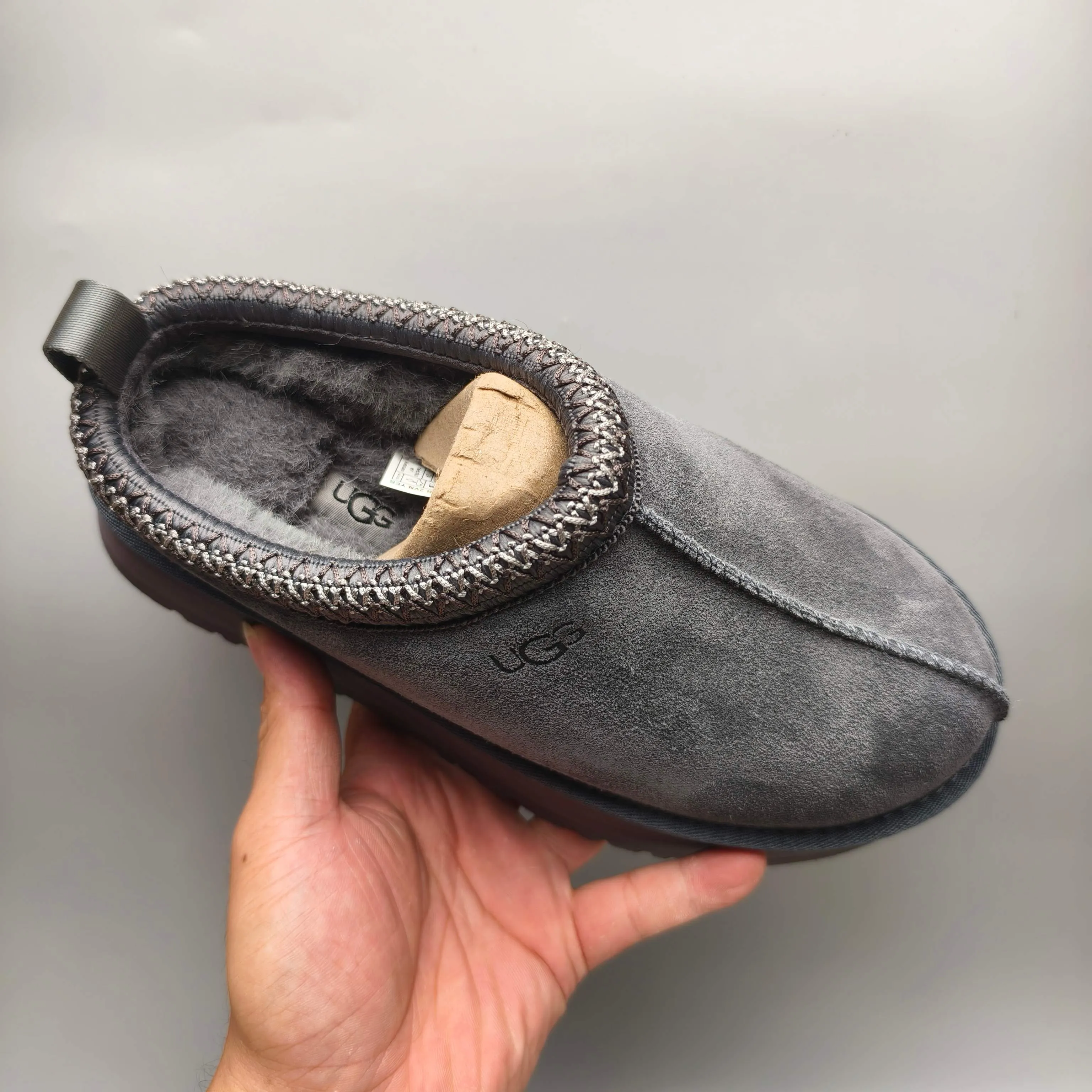 💰440 UGG sheepskin all-in-one snow boots 2553 co-branded national trend style thick-soled one-leg women’s snow boots🐾~ 🍭 A co-branded trendy item launched with well-known designer brands Feng Chen Wang and TELFAR. Zhou Dongyu & Wang Jiaer’s same style Fang Kete boots. The slip-on design makes it easy to put on and take off, and can be used indoors or outdoors. The exotic edging design is eye-catching, and it is definitely worth buying~ 🍭Material: cowhide➕sheep fur Outsole: rubber (light wing technology) 🍭Color: black, maroon, sand, dark green, light gray, chocolate, beige, walnut, brown, dark gray, red 🍭Number of codes: 35-42